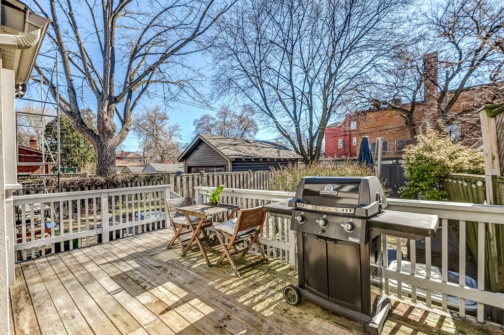 15 Montye Avenue, deck for al fresco dining. Laneway parking for 2 cars.